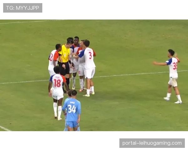 争议瞬间：卡利亚里球员投诉对方手球，裁判未予理会引发双方冲突